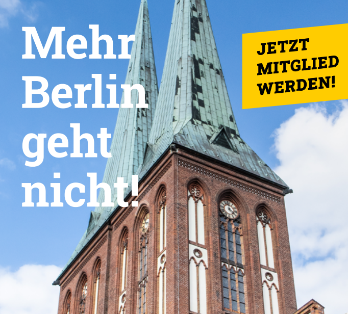 Doppelturm der Berliner Nikolaikirche mit Aufschrift "Mehr Berlin geht nicht!" und "Jetzt Mitglied werden!"